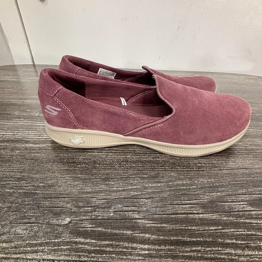 Skechers go shoes